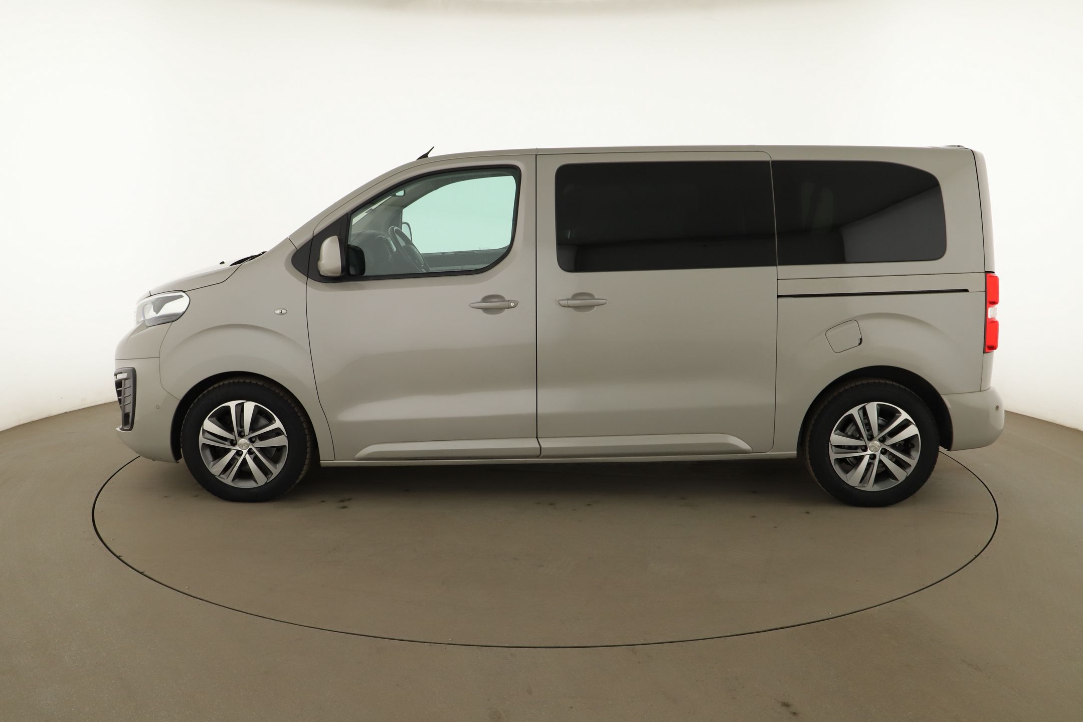 Peugeot Traveller 2.0 Blue-HDi Standard Allure – Image 12